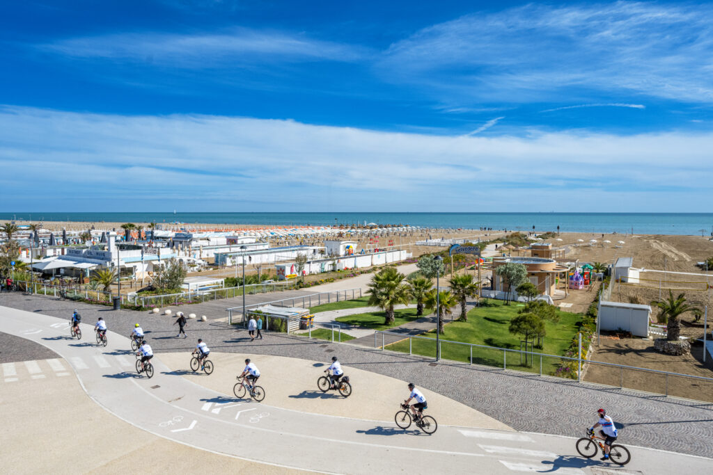 ciclisti lungo la pista ciclabile Riccione Rimini