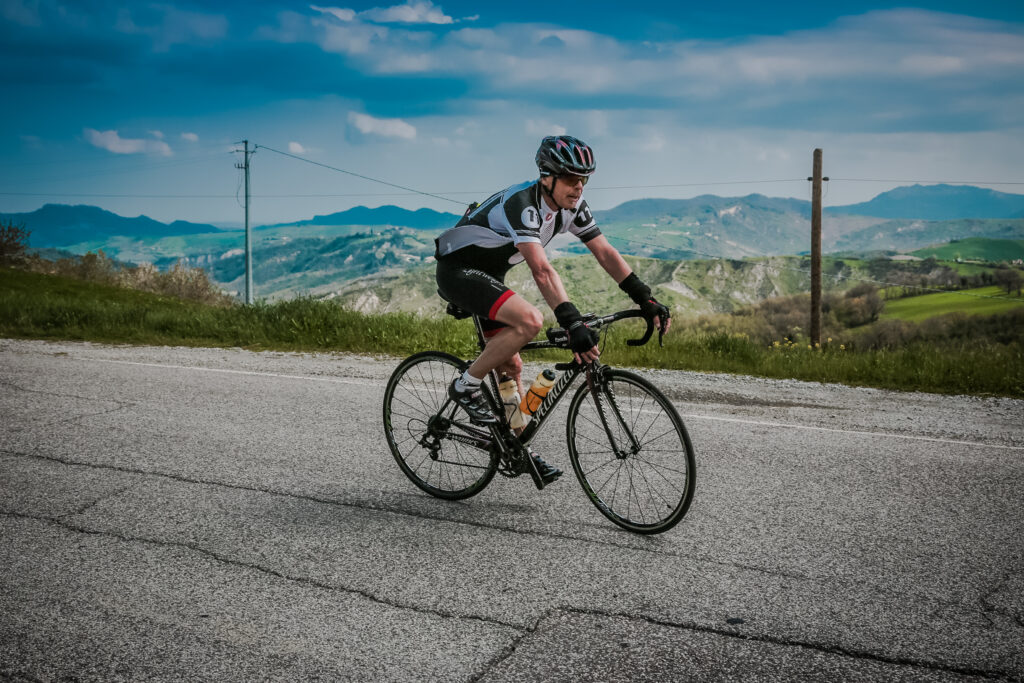 ciclista pronto per partire sulla pista ciclabile